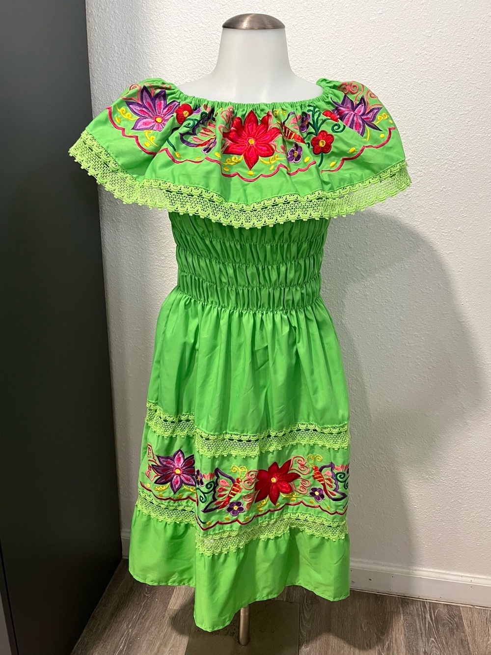 Artisan Made in Mexico Floral Embroidered Green Dress Size Youth 10